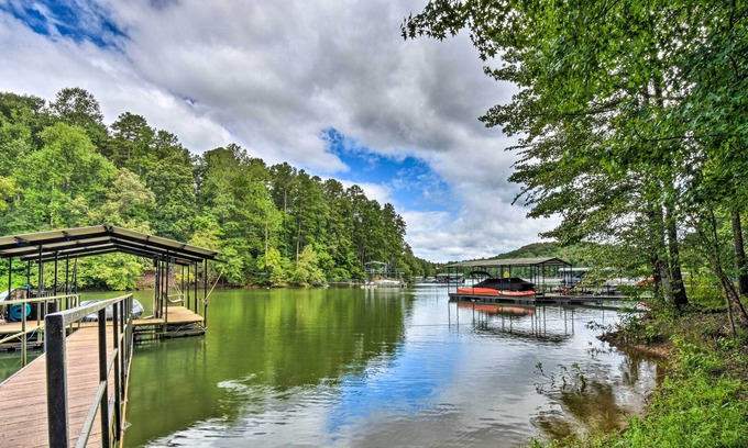 Martin Cabina | Waterfront House w/ Hot Tub on Lake Hartwell!