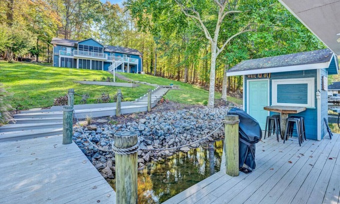 North Shore Casa | Waterfront: Ideal Dock for Boats, Swimming +Arcade