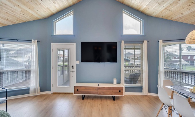 Barataria Casa | Waterfront, King Suite, Fully Stocked, Minutes from New Orleans, Pets Welcome