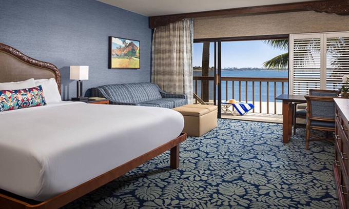 Crown Point Hotel | Waterfront King Suite Retreat | Catamaran Hotel & Spa