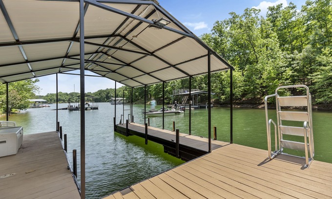 Reed Creek Cabina | Waterfront Lake Cabin! PRIVATE Dock, 12 Mins to Hartwell! 1 mile to boat launch