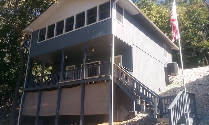 Camdenton Cabina | Waterfront lake home, dock, quiet swim cove next to The Cave Restaurant + many