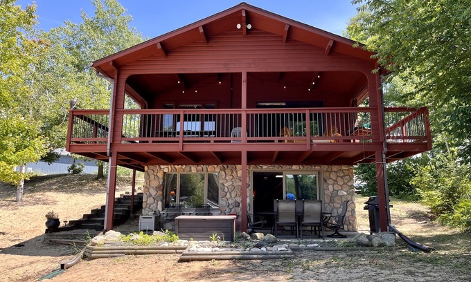 Mears Cabaña | Lake House con patio ENORME y frente a la playa privada en Upper Silver Lake!