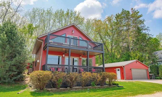 Lake Koshkonong Casa | Waterfront Lake Koshkonong Retreat - 5BR with Fire Pit, Pier & Social Garage