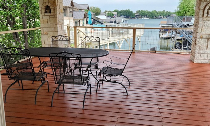 Horseshoe Bay Casa | Waterfront LBJ Lake House con NUEVA bañera de hidromasaje para 8 personas. ¡Tarifas especiales!