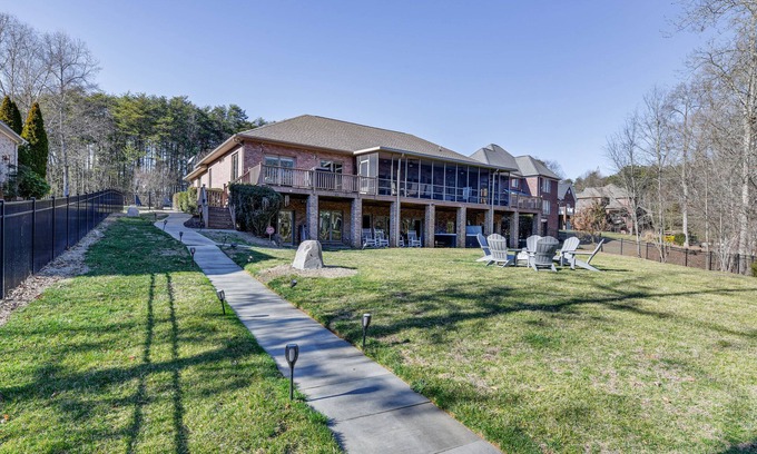 Terrell Casa | Waterfront Lake Norman Retreat w/ Dock + Hot Tub!