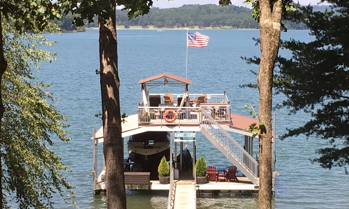 Cumming Casa | Fantástico extremo sur del lago Lanier con increíbles vistas al lago desde todas las habitaciones.