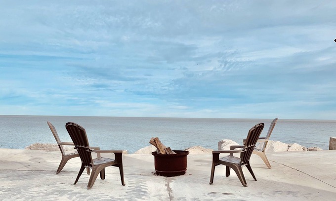 Huron Casa | Waterfront Lighthouse + Cedar Point + Fishing + Firepit + Park Playground Pier