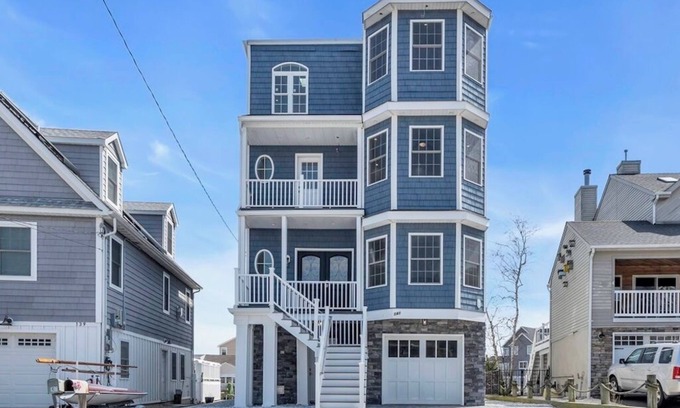 Osbornsville Casa | Waterfront living in this completely renovated waterfront home!