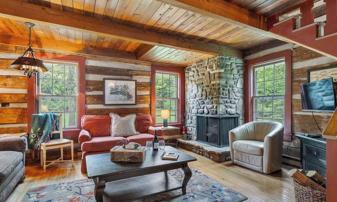 Baileys Harbor Cabina | Waterfront Log Cabin on Kangaroo Lake, Dog Friendly