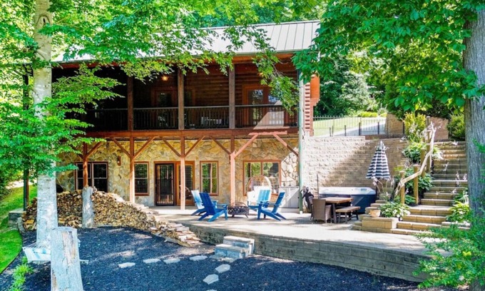 Lake Norman of Catawba Cabina | Waterfront Log Cabin w/Hot Tub, Kayaks, Firepit, King Beds, & Pet-Friendly