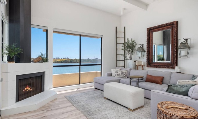 Carlsbad Apartamento | Waterfront Luxury Condo - Relaxing Escape