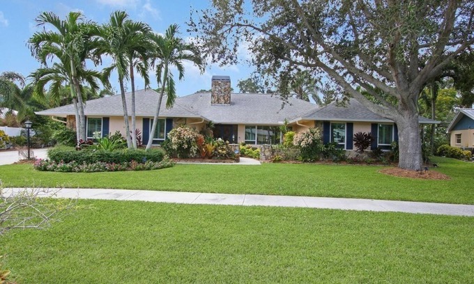 Jupiter Casa | Waterfront Luxury Jupiter Home with Heated Pool, Sleeps 8 with Central AC