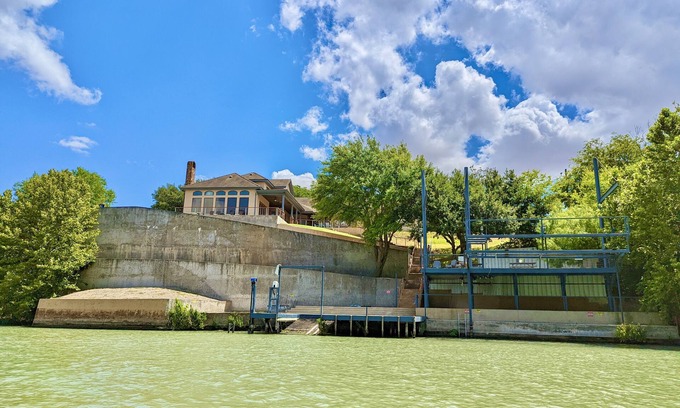 New Braunfels Casa | Waterfront Luxury Home on 5 Acres. Sleeps 22. Beds: 5 king, 4 queen, 4 twin XL