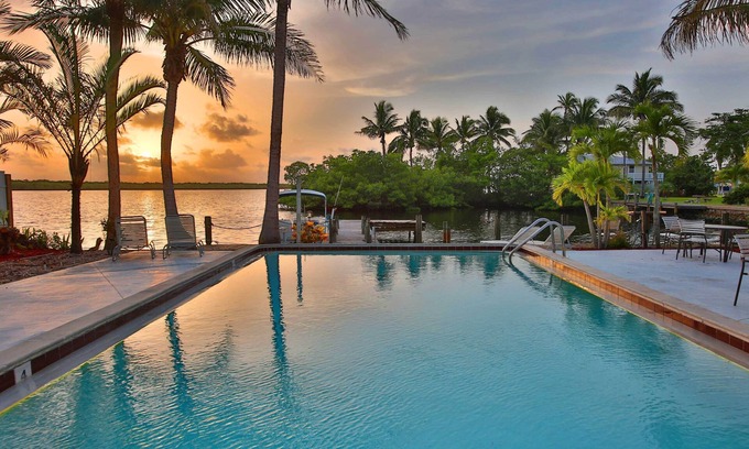 Matlacha Condominio | ¡NUEVO! Waterfront Matlacha Condo w / Pool y barco Slip!