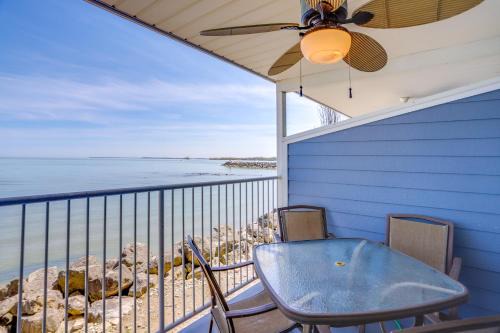 Put-in-Bay Apartamento | Waterfront Middle Bass Condo with Pool Access!