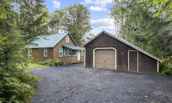 Remsen Cabina | Waterfront Modern-Adirondack Cabin