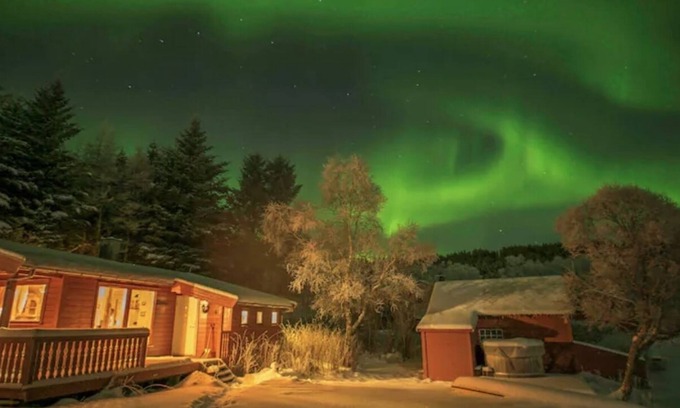 Vestvagøy Cabina | Waterfront mountain view cabin Lofoten