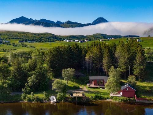 Vestvagøy Casa | Waterfront mountain view cabin Lofoten