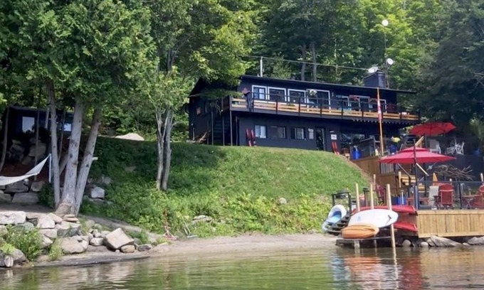 Utterson Cabaña | Waterfront Muskoka Cottage. Hot Tub. Water Toys. Pool Table & all Amenities Inc.
