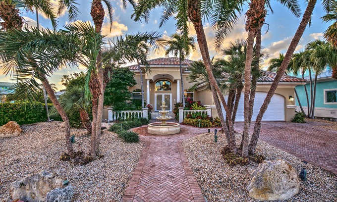 Coury Casa | Exquisito recientemente remodelado 4 BR Key Colony Beach Home con muelle privado y piscina
