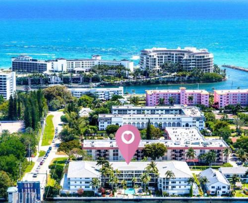 Boca Raton Apartamento | Waterfront Oasis 2BR 2BA with Pool, Gym, Balcony & Parking