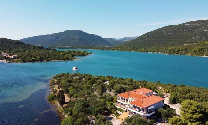 Mali Ston Apartamento | Waterfront Oasis by Interhome