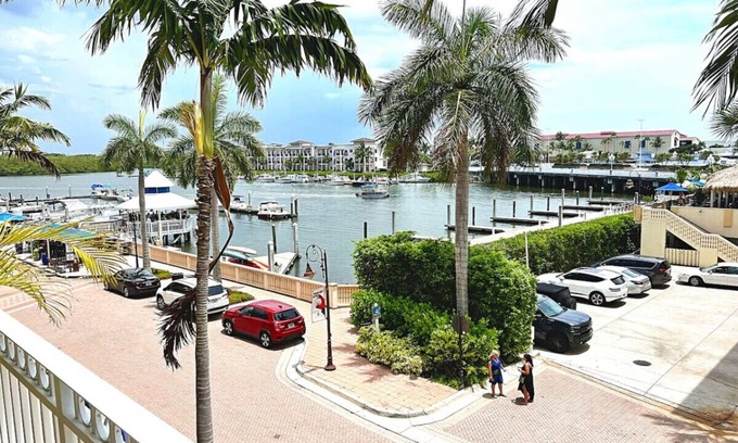 Redevelopment Area Condominio | Waterfront Oasis, Luxury Condo, First-Class Dining