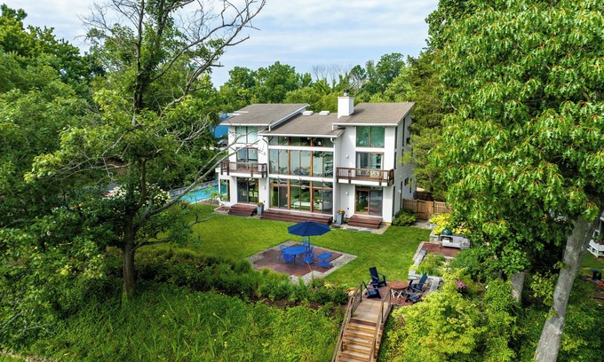 Hillsmere Casa | Waterfront Oasis with pool! 4 BR home minutes from downtown Annapolis!