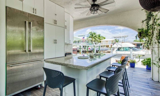 Twin Lakes Apartamento | 350) Waterfront Oasis with hot tub!