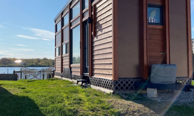 Snug Harbor Casa | Frente al agua en Potter Salt Pond, a pasos de East Matunuck State Beach.