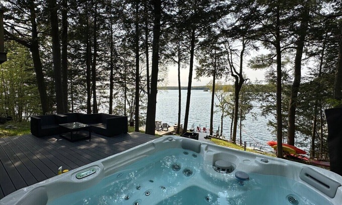 Rideau Lakes Casa | Waterfront open concept dream cottage with hot tub