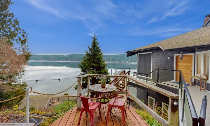 Belfair Casa | Waterfront Oyster Farm Retreat with Putting Green, Perfect for Hosting