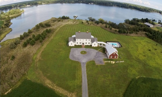 Wittman Casa | Waterfront Oyster Farmhouse y Hunting Lodge-Built 2018