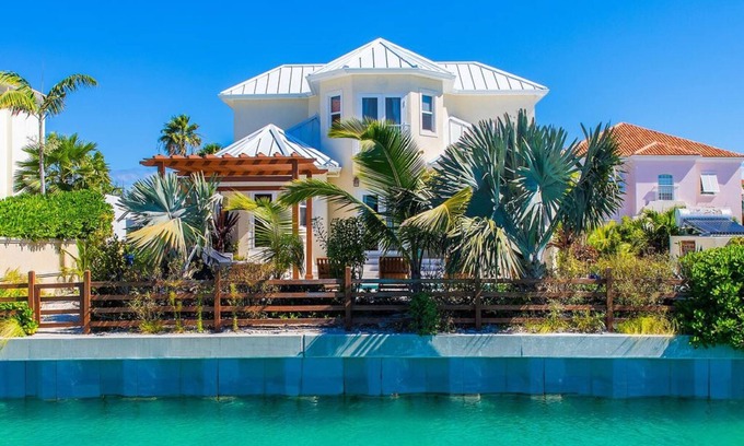 Leeward Settlement Casa | Waterfront & Private Pool @Hawksbill House en zona segura y prestigiosa