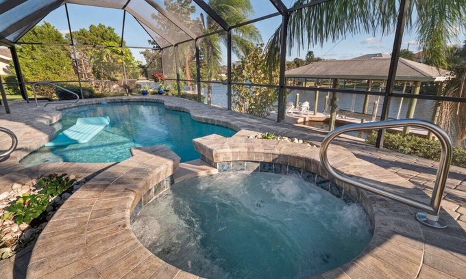 Palm Harbor Casa | Waterfront / Pool / Hot Tub / Dock / Game Room - Close to Beach