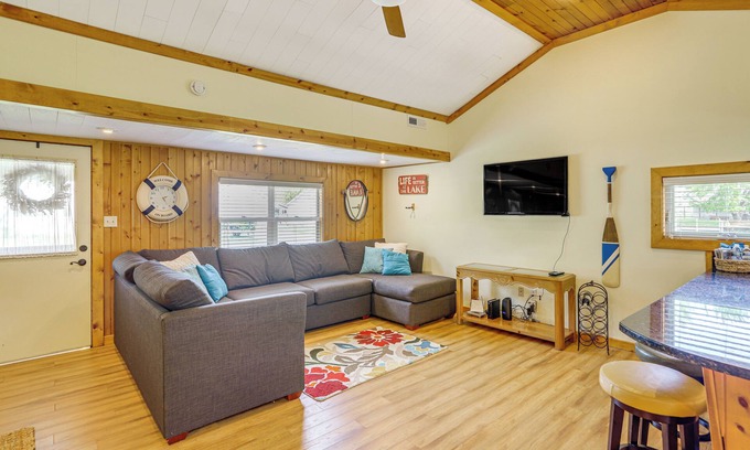 Port Clinton Cabaña | Waterfront Port Clinton Cottage w/ Fire Pit!