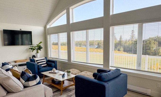 Anne's Land Cabaña | Waterfront, Private, AC, and Close to Cavendish
