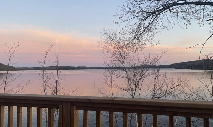Hastings Highlands Cabaña | Waterfront private new cottage in Papineau Lake