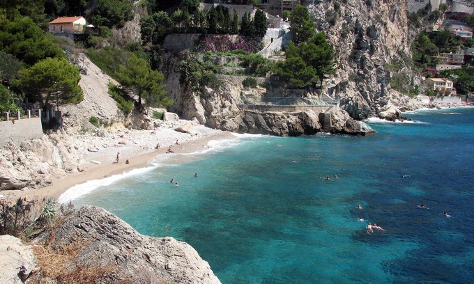 Alpes-Maritimes Villa | Villa privada junto al mar, a 50 metros de la playa, en un valle verde al lado de Monte Carlo