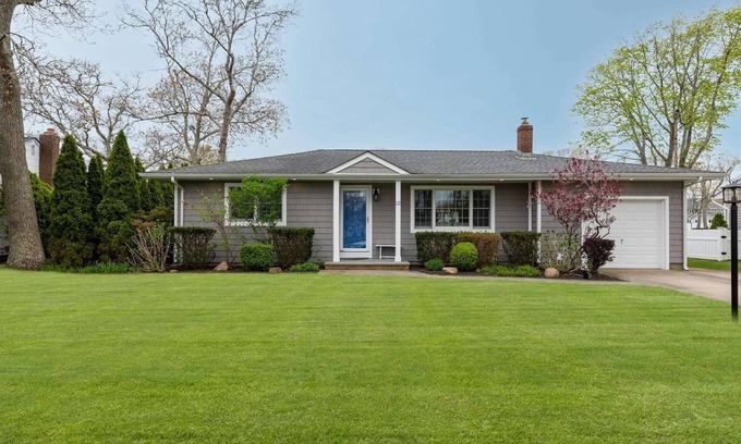 East Quogue Casa | Waterfront Property E. Quogue Minutes From The Hamptons