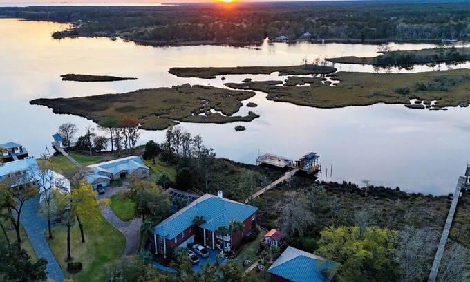 Freeport Apartamento | Waterfront Property w/Pool & Dock
