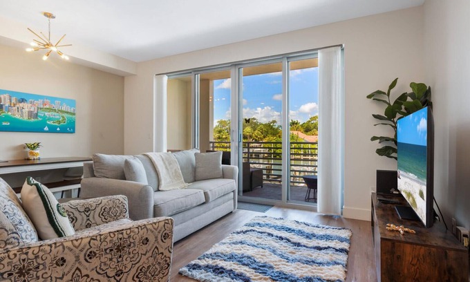 Central Sarasota Condominio | Waterfront Relaxation - Modern Comfortable Condo