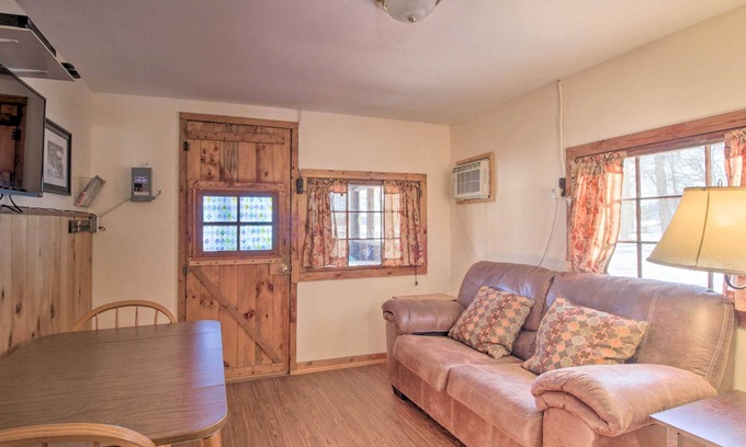 Menahga Cabina | Waterfront Resort Cabin on Twin Lakes!