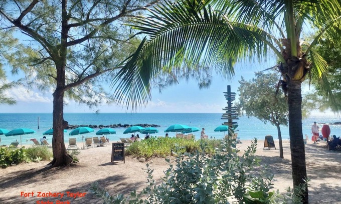 Key West Complejo | Waterfront Resort, Fantasy Fest, Private Beach, Boat Docks, Sleeps 6, Pool