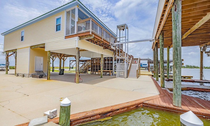 Chauvin Cabina | Waterfront Retreat w/ Dock, Deck, & Ice Machine – Fish & Relax!