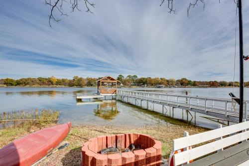 Quinlan Casa | Waterfront Retreat with Dock on Lake Tawakoni!