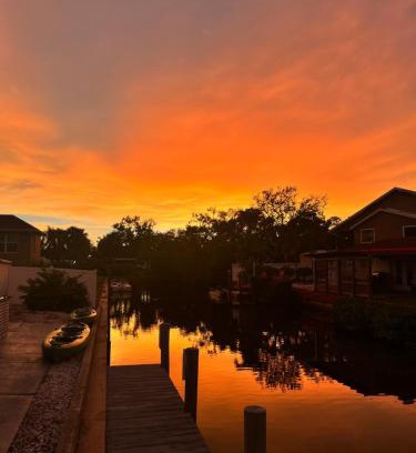 Laurel Casa | Waterfront retreat with kayaks, walk to the beach