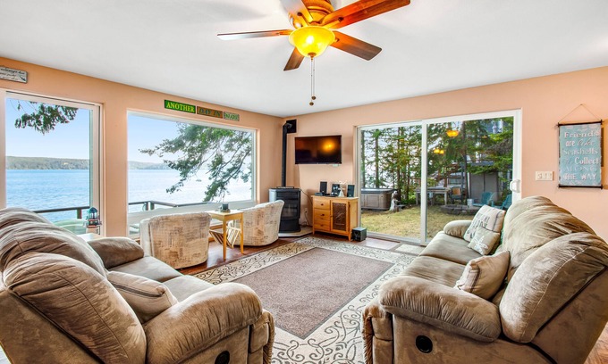 Brinnon Casa | Waterfront retreat with firepit, grill, deck & washer/dryer