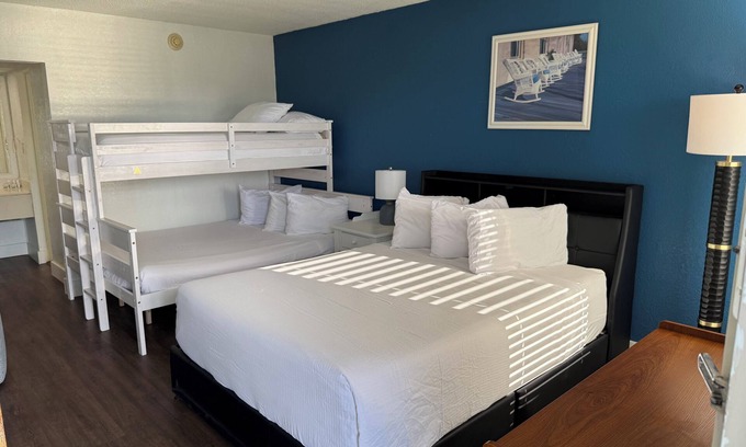 Trailer Estates Apartamento | Waterfront Room, Heated Pool, Big TV, Bunk Beds, Tiki Bar & Grill